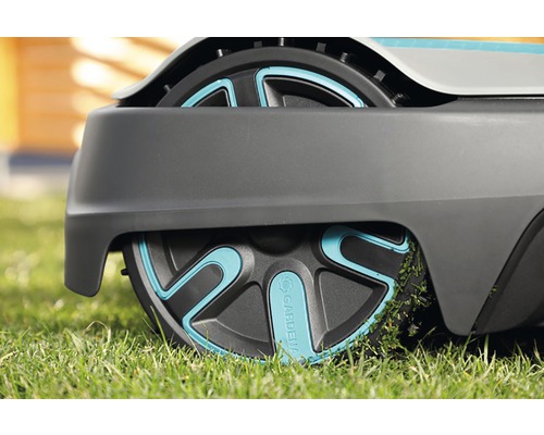 Roată robot de tuns iarba Gardena în iarbă