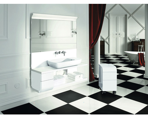 Baie cu lavoar, oglindă, cadă și gresie tip tablă de șah