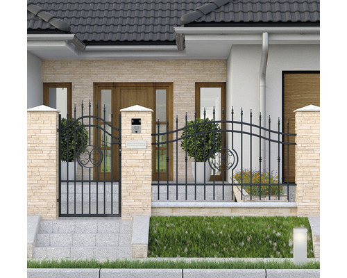 Casă individuală cu gard din fier forjat și poartă de grădină