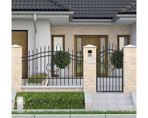 Casă unifamilială cu gard metalic și poartă de grădină