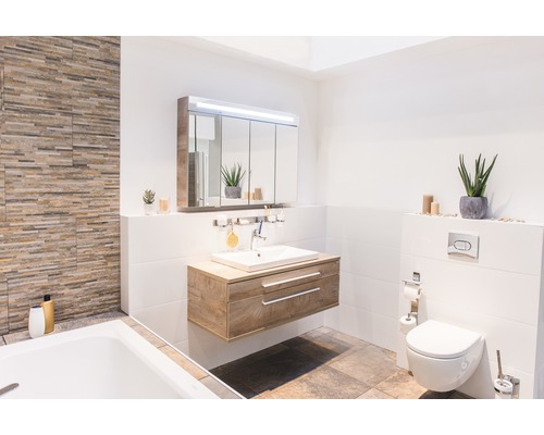 Baie cu lavoar, dulap cu oglindă, toaletă și cadă