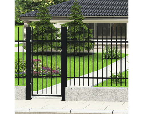 Poartă de gard din metal negru în fața unei case