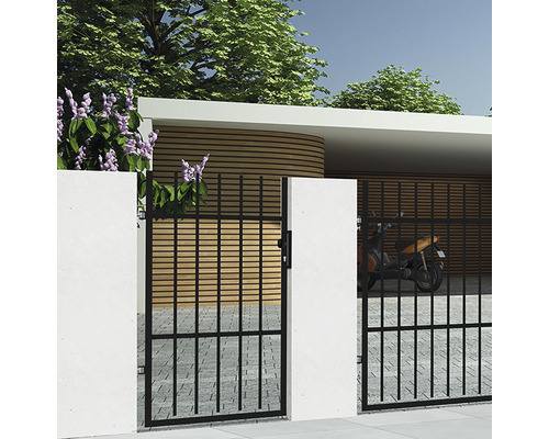 Poartă de grădină metalică deschisă, cu stâlpi de beton în fața unei case moderne