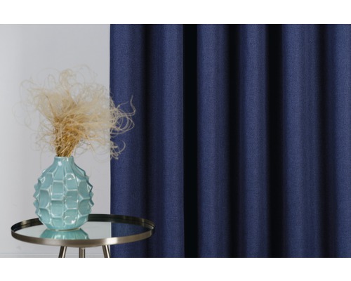 Cameră decorativă cu perdea, vază și măsuță laterală