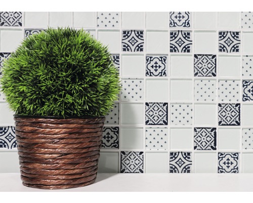 Placă decorativă cu model și plantă artificială în ghiveci împletit