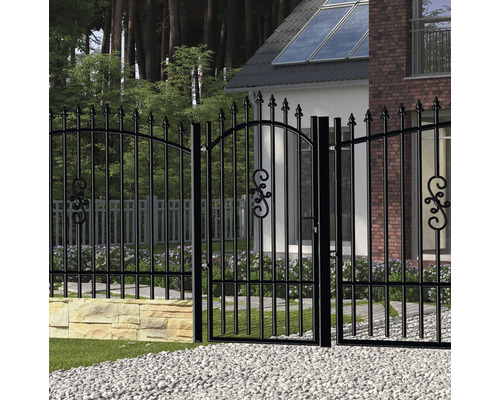 Poartă de grădină neagră și gard cu elemente decorative în fața unei case