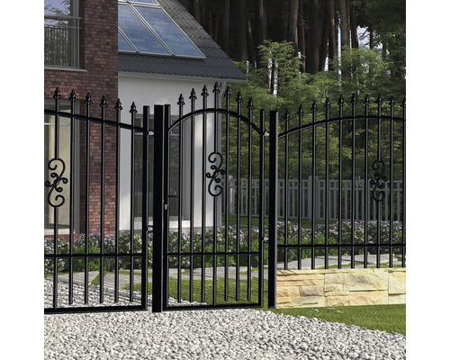 Poartă de gard din metal negru cu elemente decorative în fața unei case