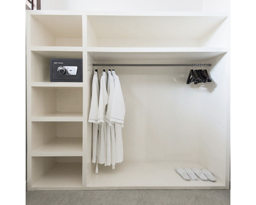 Dressing cu seif, halate de baie, umerașe și papuci de casă