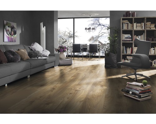 Cameră de zi cu podea laminată, canapea, bibliotecă și fereastră cu peisaj de iarnă