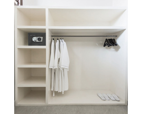 Dulap deschis cu seif, halate de baie, umerașe și papuci.