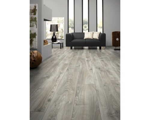 Cameră luminoasă cu parchet laminat cu aspect de lemn, canapea și decorațiuni