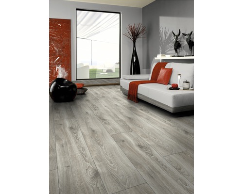 Living luminos cu parchet laminat cu aspect de lemn, canapea, fereastră și decorațiuni