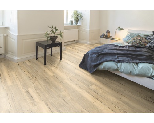 Cameră luminoasă cu podea laminată cu aspect de lemn, pat și măsuță laterală