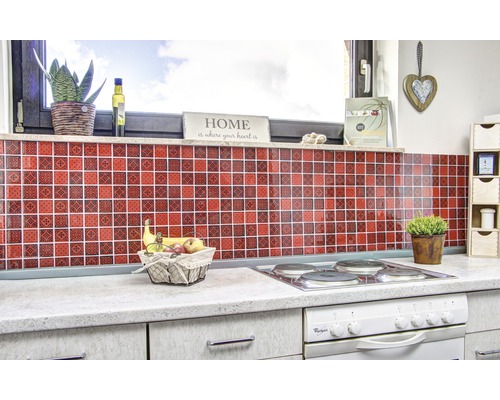 Scenă de bucătărie cu gresie, aragaz și decorațiuni.