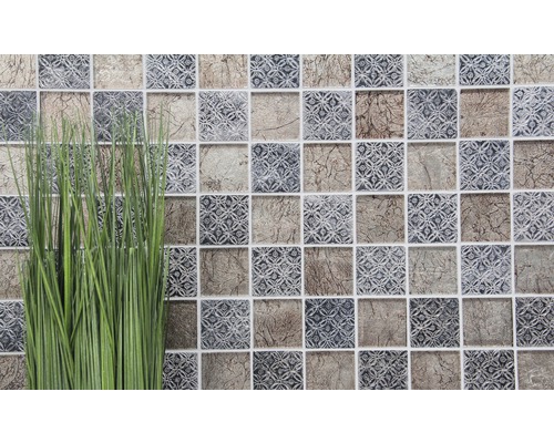 Plăci de mozaic pătrate cu model și gazon artificial