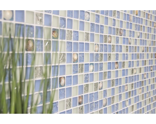 Plăci de mozaic cu model de scoici pe un perete