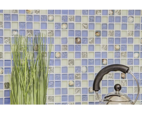 Perete mozaicat cu ornamente de animale marine, iarbă artificială și ceainic