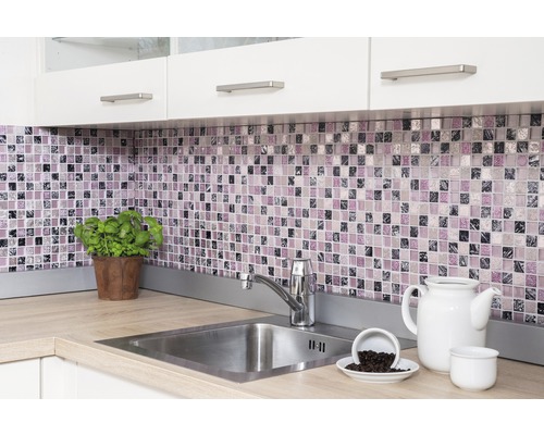 Scenă de bucătărie cu gresie mozaic, chiuvetă și ustensile de bucătărie