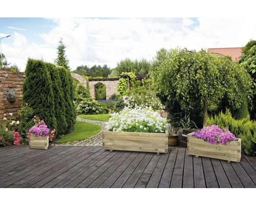Trei jardiniere dreptunghiulare din lemn în grădină.