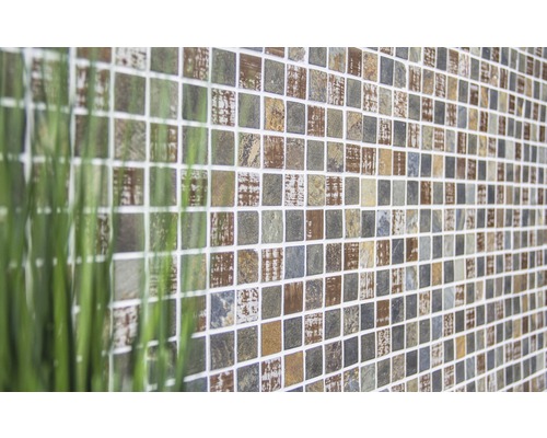 Faianță mozaic pe un perete cu elemente decorative