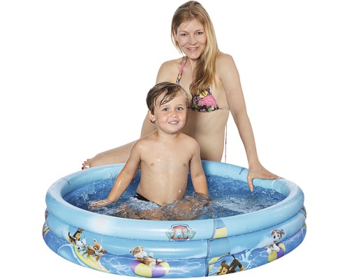 Piscina gonflabilă cu mamă și copil în apă.