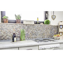 Scenă de bucătărie cu gresie mozaic, plită și elemente decorative