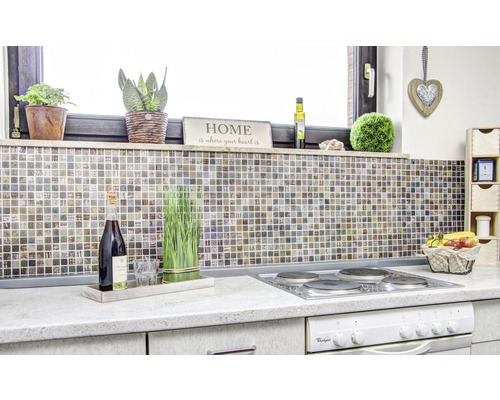 Scenă de bucătărie cu gresie mozaic, plită și elemente decorative