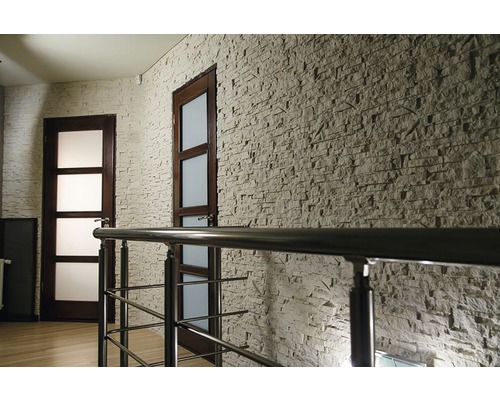 Interior cu perete de piatră placată și două uși