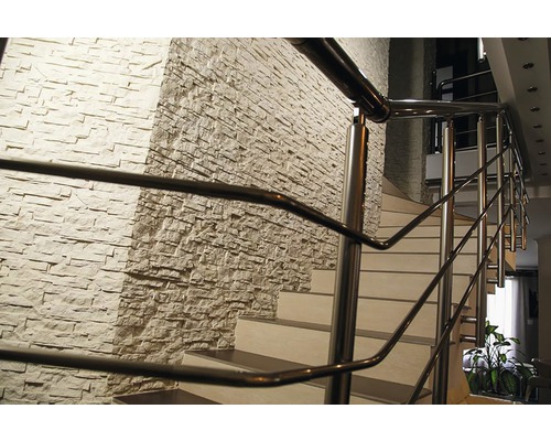 Scară cu perete de piatră și balustradă metalică