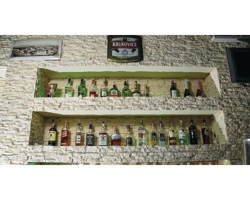 Bar cu rafturi pentru băuturi spirtoase și perete de piatră