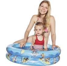 Mamă și copil într-o piscină gonflabilă pentru copii cu design Paw Patrol