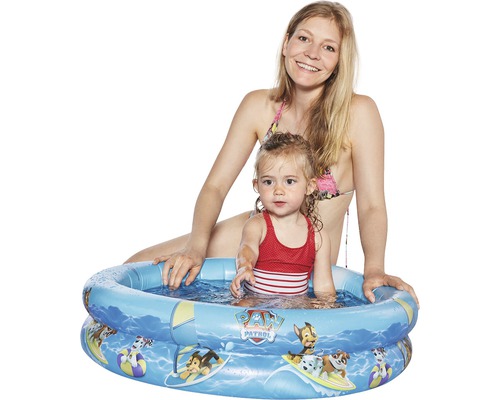 Mamă și copil într-o piscină gonflabilă pentru copii cu design Paw Patrol