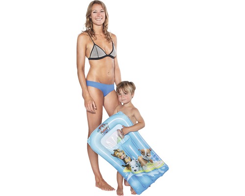 Femeie și copil cu saltea gonflabilă Patrula cățelușilor