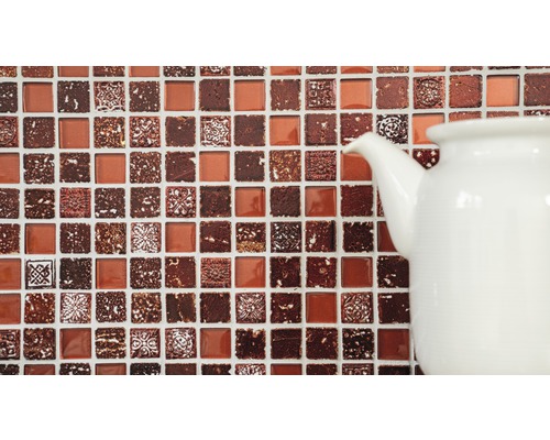 Placă de mozaic cu elemente pătrate și ceainic alb