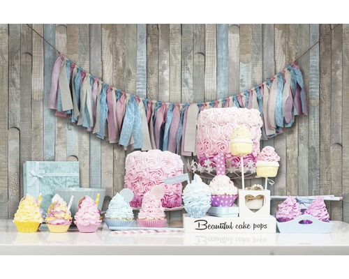 Bufet decorativ cu ghirlandă, torturi și cupcakes pentru o petrecere