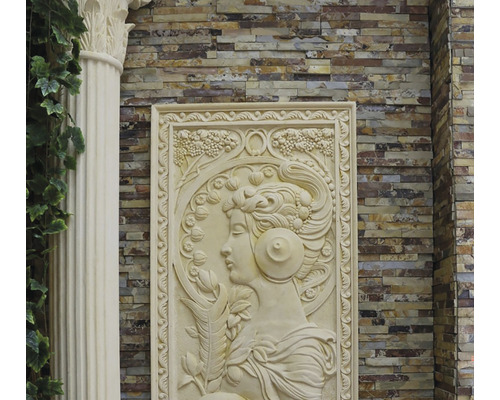 Perete decorativ cu relief cu o femeie, coloană și placare cu piatră