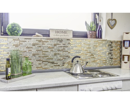 Scenă de bucătărie cu gresie mozaic, aragaz și elemente decorative