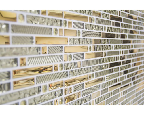 Prim-plan cu plăci de mozaic cu bucăți dreptunghiulare de sticlă