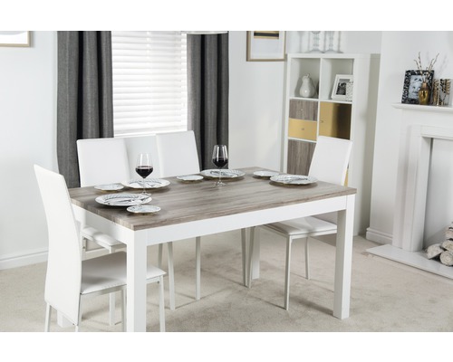 Masa de sufragerie cu scaune într-o sufragerie luminoasă