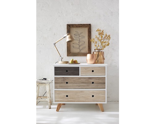 Comodă cu sertare din lemn și lampă deasupra