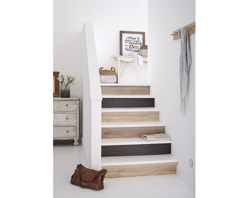 Casa scărilor cu trepte în decor de lemn, comodă, geantă și decorațiuni de perete