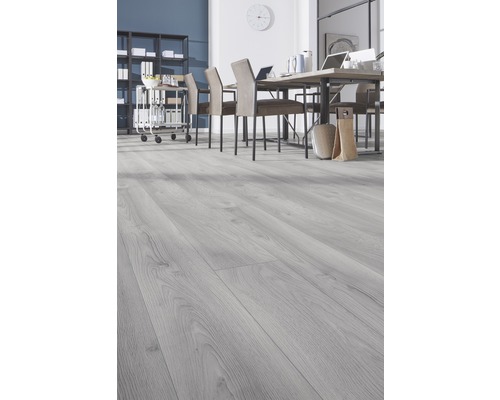 Podea laminată deschisă la culoare într-un birou cu masă de ședințe și mobilier de birou