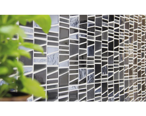 Prim-plan cu o faianță mozaic cu forme geometrice