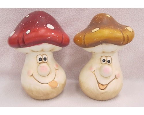 Două figurine decorative ciuperci cu o expresie facială prietenoasă
