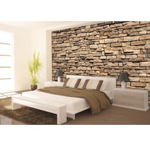 Dormitor modern cu tapet cu aspect de piatră, pat alb și noptiere