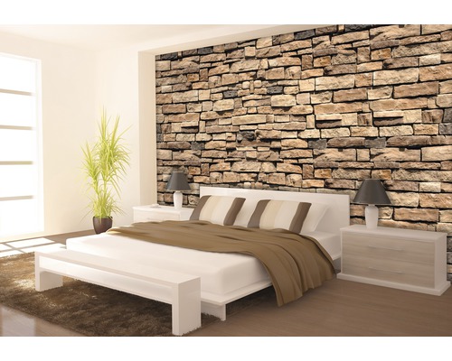 Dormitor modern cu tapet cu aspect de piatră, pat alb și noptiere