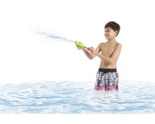 Băiat în apă stropind cu un pulverizator de grădină