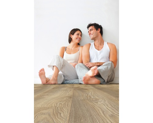 Pardoseală laminată deschisă la culoare în sufragerie cu un cuplu