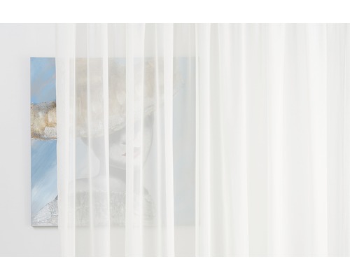 Perdea albă transparentă în cameră