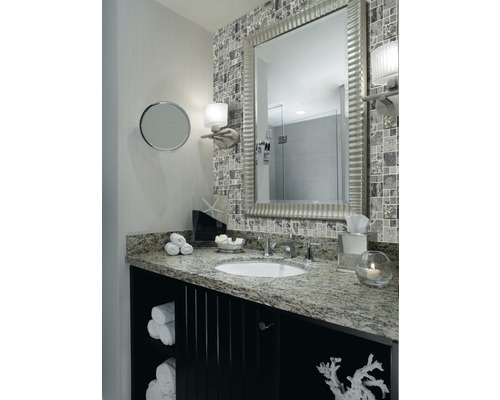 Baie cu oglindă, lavoar, dulap de lavoar și gresie mozaic